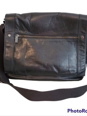 KENNETH COLE 527805 Busi-Mess Essentials Black Leather Laptop Messenger Bag